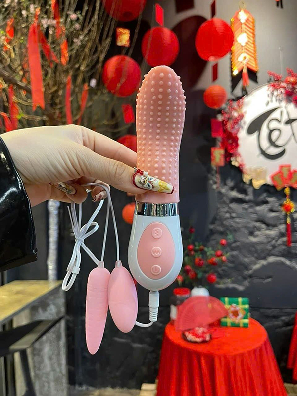 Lưỡi liếm âm đạo kèm trứng rung 2 cục